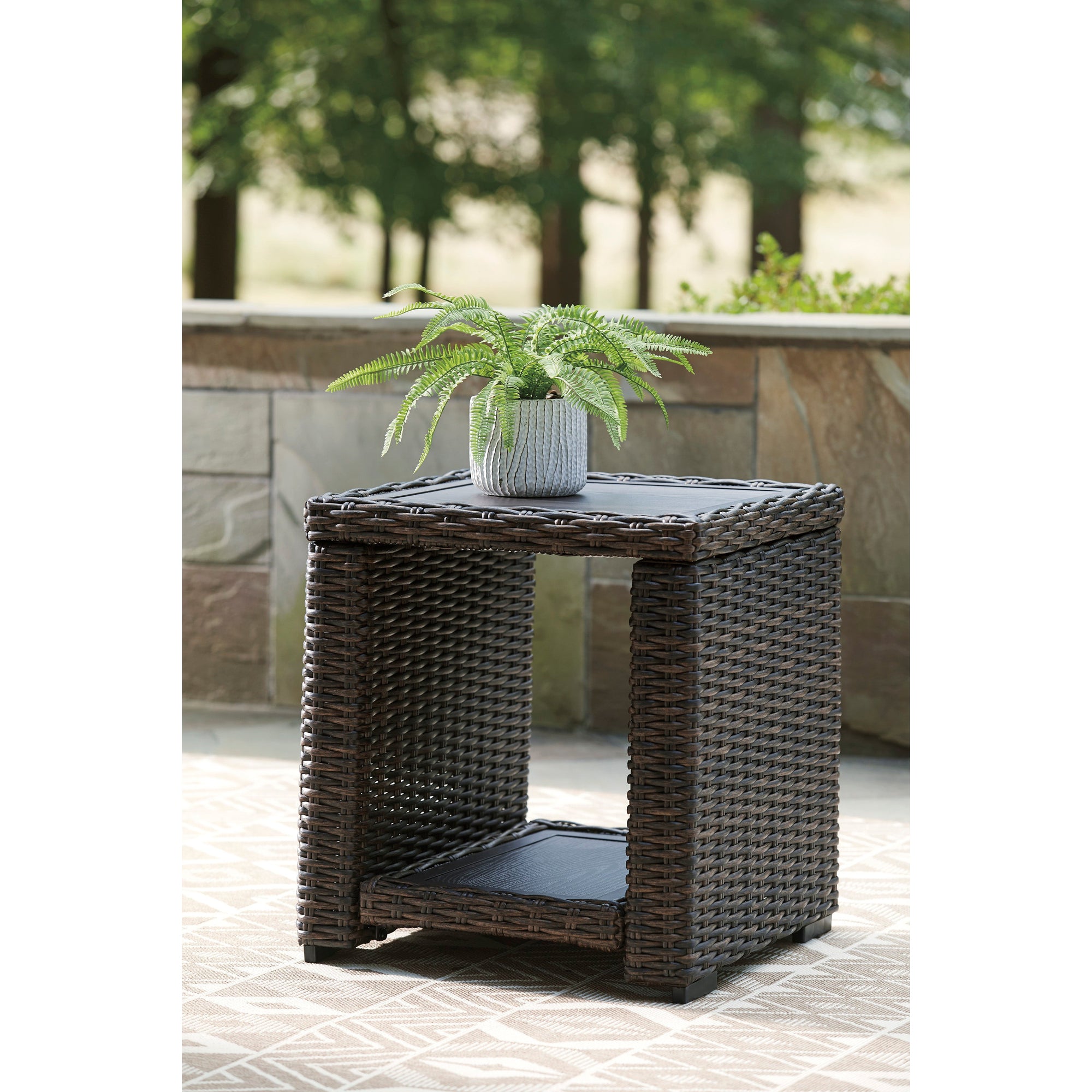 Outdoor 20" Woven End Table in Sag Harbor / Sea Cliff