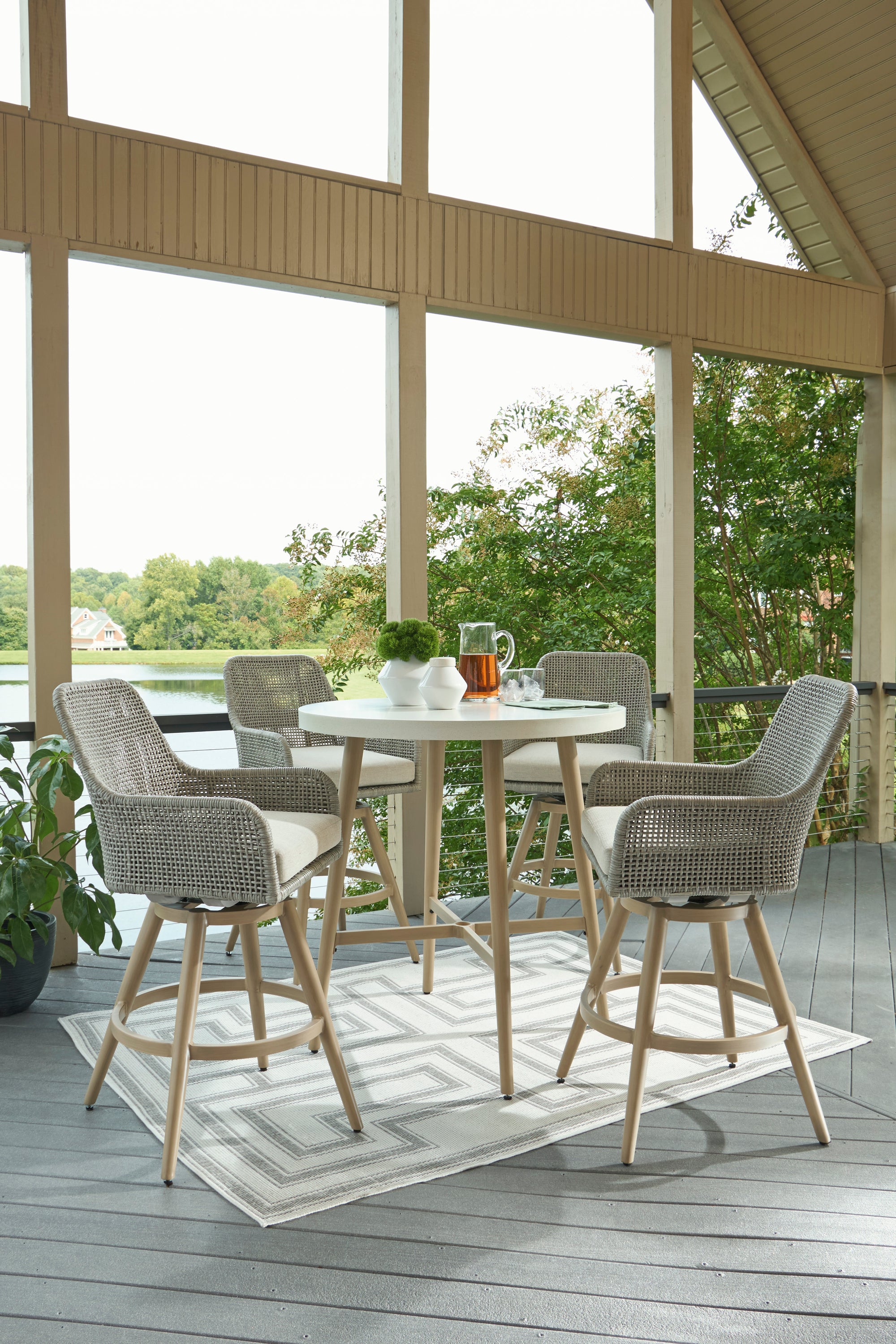 St Bart&#39;s 40&quot; Round Outdoor Pub Table